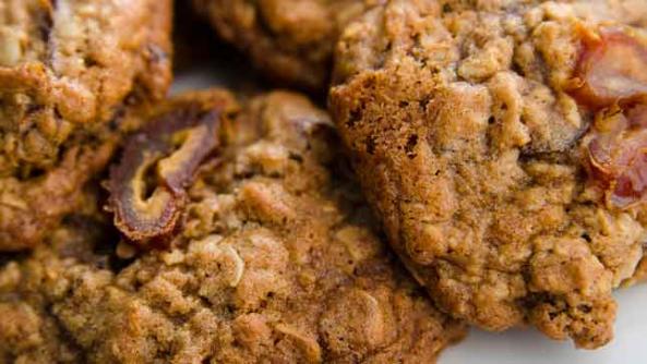 Oatmeal Cookies with Dates and Golden Dried Grapes